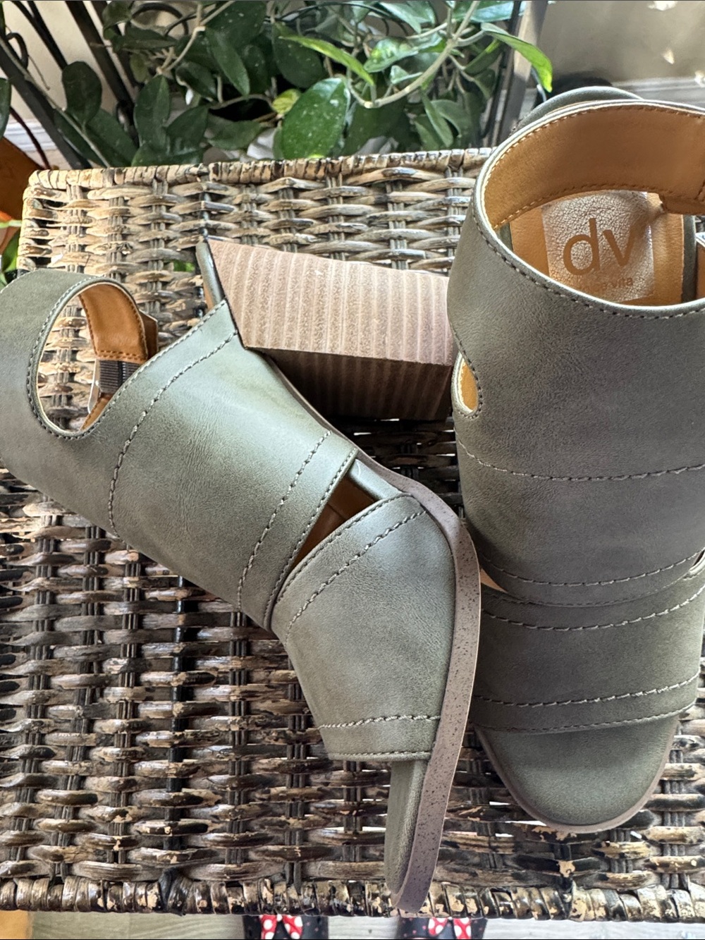 DV by Dolce Vita Olive Green Open-Toe Block Heel Sandals women’s size 6 - Picture 4 of 9